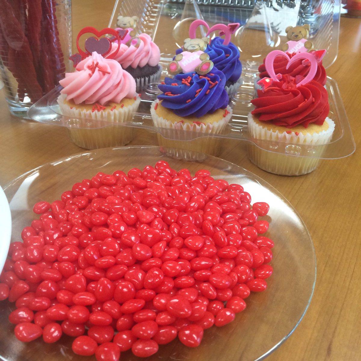 sand98's tweet image. #valentines day treats from my #amazing #coworkers at #branch0040 #lndont @TD_Canada #branchlife