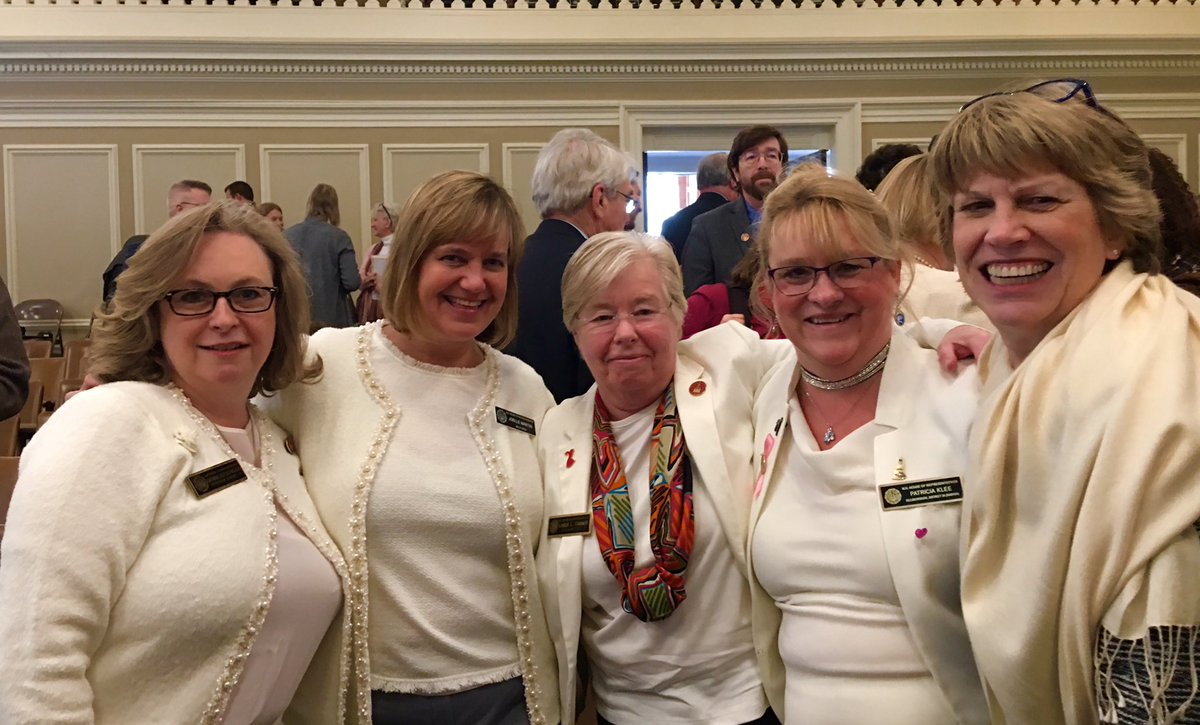 Valentines Day in the @NHHouseofReps is a great day to celebrate the 100th Anniversary of #WomensSuffrage with #WomenInTheHouse! @RepAnnieKuster #RaiseTheRoofBreakTheCeiling #NHPolitics