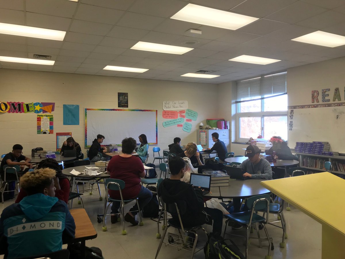 Clayton_Comets's tweet photo. Great instruction and collaboration happening in the #CometConnection English classes this morning! Our 9th grade initiative is truly promoting student ownership and mastery! Kudos to @Tracyvannurden and the teachers of #CometConnection for their hard work! #CometsALLin https://t.co/2colJjFFU8