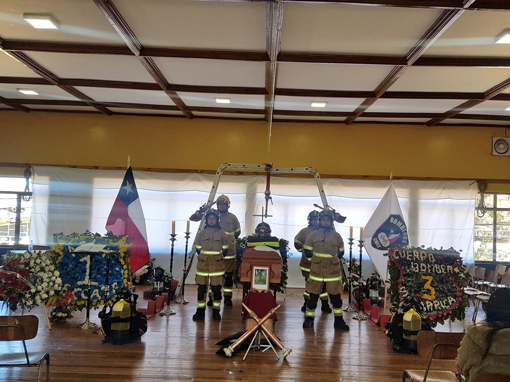 BomberosdeChile's tweet photo. Hasta las 18.00 horas se realizará el responso de Nicolás Francisco Soto Estroz (Q.E.P.D) en el Cuartel General del Cuerpo de Bomberos de Villarrica, para luego ser trasladado hasta la Catedral. https://t.co/qscKGeBVSW