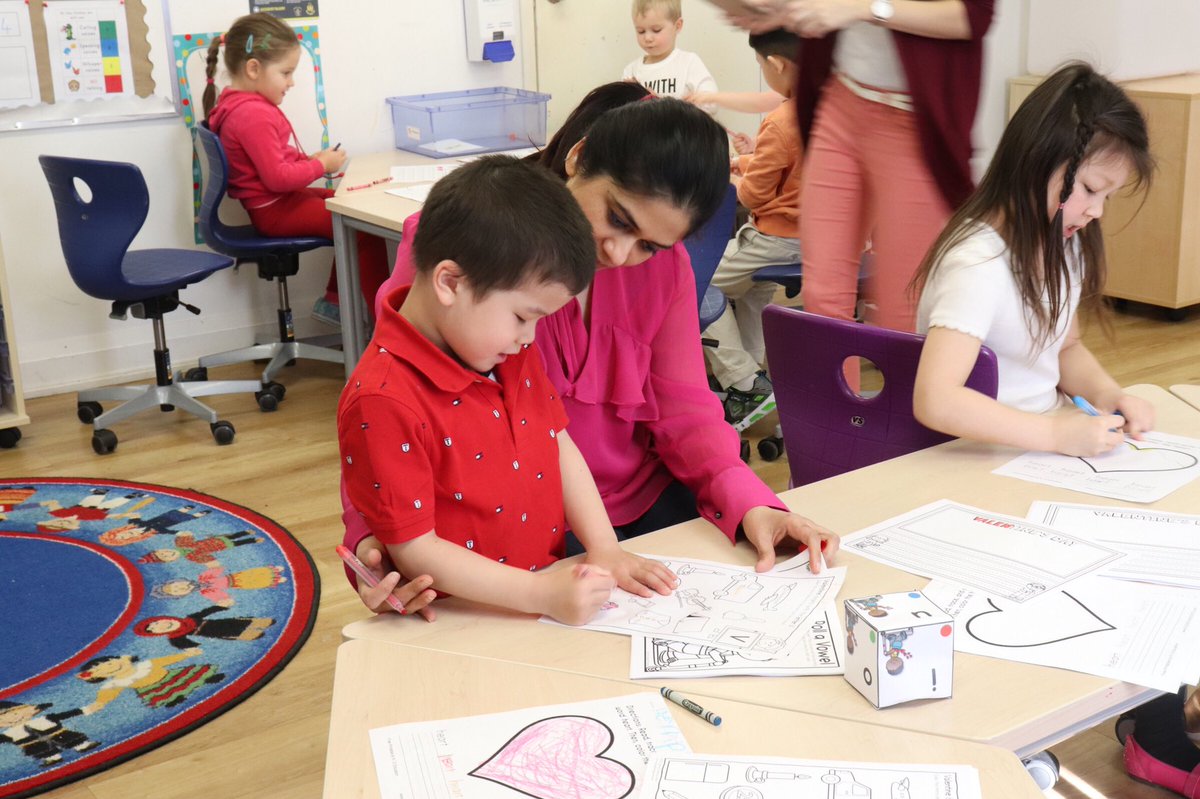 maclachlan_ca's tweet photo. Our PK-SK classes are starting out their morning by engaging in 💕 themed fun stations! #HappyHeartsDay #ValentinesDay #FunStations #MacLachlanCollege #Oakville https://t.co/XzRPUaGFx2