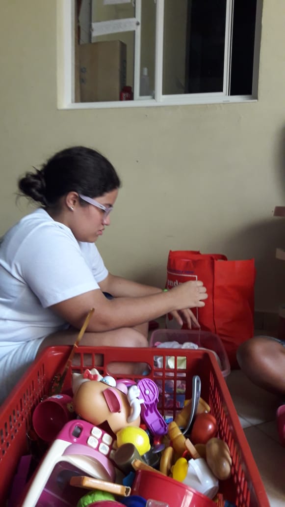 fundangelito's tweet photo. Las angelitas mayores ayudando a organizar y seleccionar los juguetes de las peques. Un ejemplo de trabajo en equipo, amor y amistad. 
#TodosSomosAngelito https://t.co/Ea45tI435F https://t.co/odWhZjf0tF