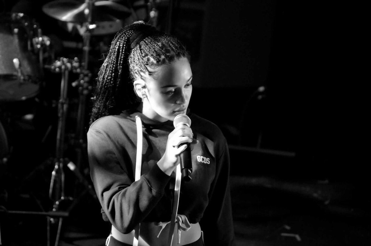 GILILAcademy's tweet photo. @JorjaSmith @ @covlibraries 
📸: @wehearttechcic 
#jorjasmith #librarygig #livemusic
@LoudinLibraries 
2/2 https://t.co/k9tWLk1oNU