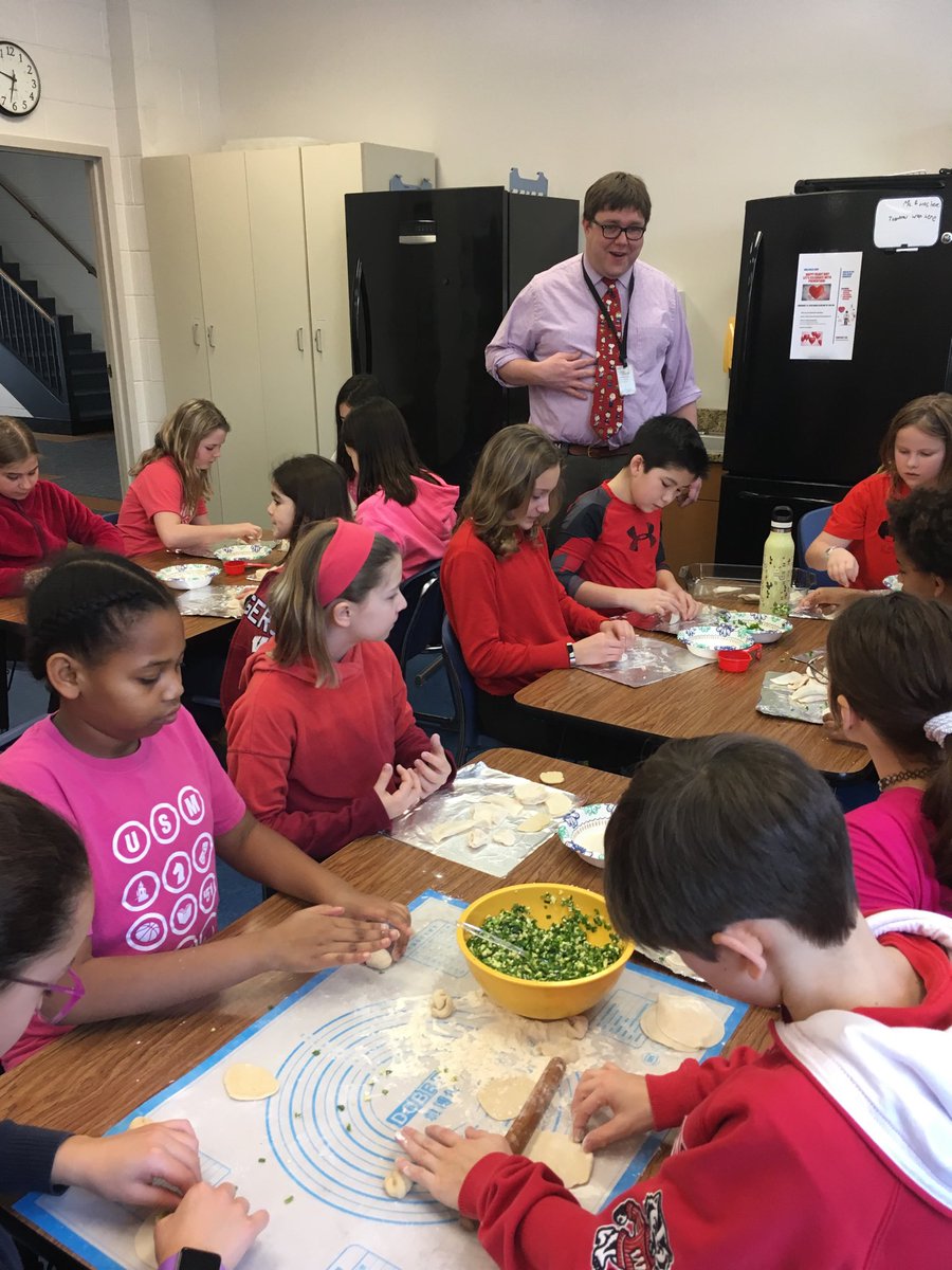 Fifth graders getting hands in experience with Chinese dumplings! Experiencing culture through food! ⁦@LifeAtUSM⁩ #usmfac ⁦@wdpiper⁩