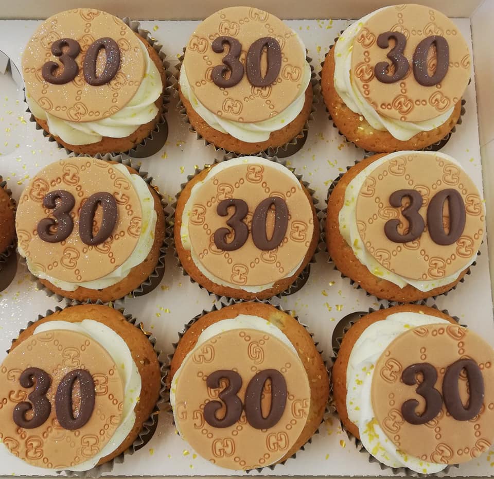 ACake4You's tweet photo. @gucci bag and matching cupcakes #Gucci #prosecco #cake #cakedecorating https://t.co/gx0rvRtSaN