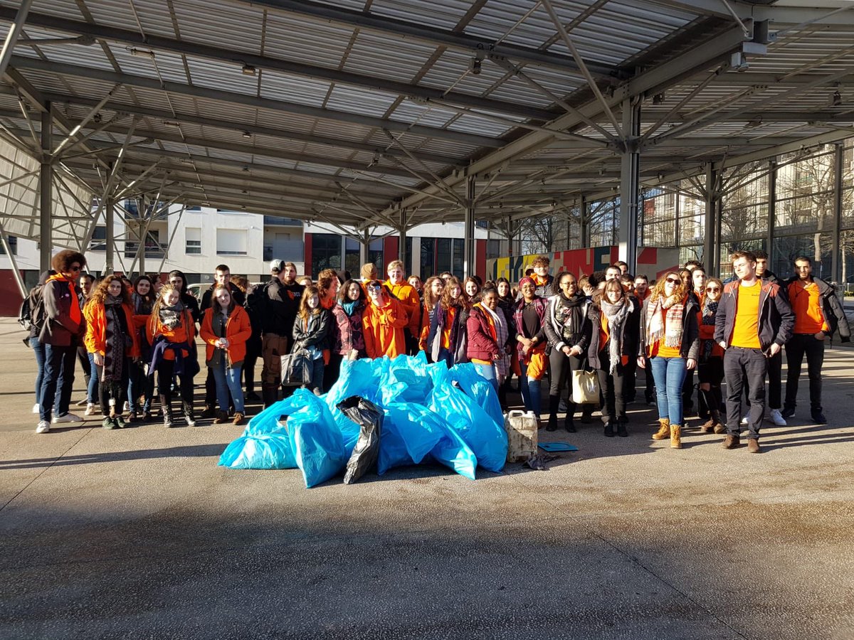 Les volontaires ⁦⁦@Uniscite_BFC⁩ se mobilisent aujourd’hui en faveur du tri sélectif. Près de 43kg de déchets collectés dans le quartier des #grésilles à l’occasion d’une écomarche, bravo aux jeunes pour leur engagement !