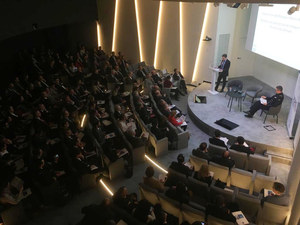 Armees_Gouv's tweet photo. [#EnDirect] Cérémonie de lancement du #ClubPhoenix, nouvelle étape du "Pacte Enseignement Supérieur" du ministère des #Armées ➡️ objectif d'employabilité des jeunes chercheurs dans le domaine des sciences humaines et sociales. https://t.co/AlkOCWKszU