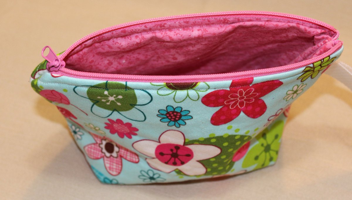 quilts_more's tweet photo. Fabric Bag, Flower Zipper Pouch, Small Project Tote, Floral Vacation Padded Carryall, Project Sack, Cosmetic Bag, Aqua Blue Pink Green White https://t.co/5lJFFzDv5E #Etsy #ImagineQuiltsAndMore #PaddedBag https://t.co/ut8aP8VAia