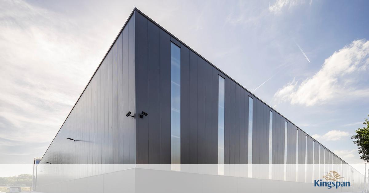 Voor Rhenus Logistics in Tilburg zijn bijna 5000 vierkante meter donkergrijze AWP Micro-Rib gevelpanelen met QuadCore isolatiekern met bijbehorende Day-Lite Architectural daglichtpanelen voor natuurlijke lichtinval toegepast. Artikel: bit.ly/2TK5gZg #systeemintegratie