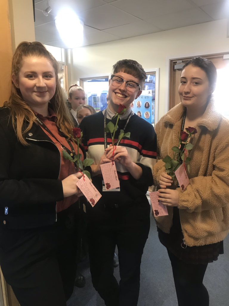 Lots of happy faces! Lovely feeling at Sir Christopher Hatton this afternoon 🌹❤️
•
•
•
#scha #viform #wellingborough #outstanding #sixthform #sixthformers #community #valentinesday2019 #roses #friendship #love