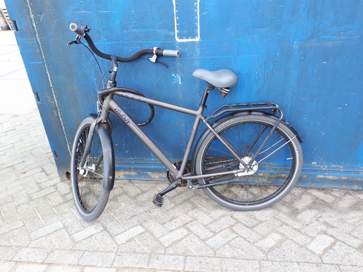 POL_flexteamGRN's tweet photo. Tijdens surveillance deze twee fietsen aantroffen in Groningen. Het onderzoek leverde nog geen eigenaren op. Bent u eigenaar van 1 of beide fietsen of kent u de eigenaar dan graag bericht #fho https://t.co/sXoXnb3t9v