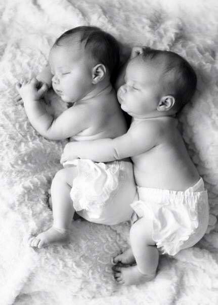 Üzüntü kendi kendini giderir, ama mutluluğun tam zevkini çıkarmak için, onu paylaşacağınız birinin olması gerekir.Mark Twain 
Svgllr gn kutlu olsun..