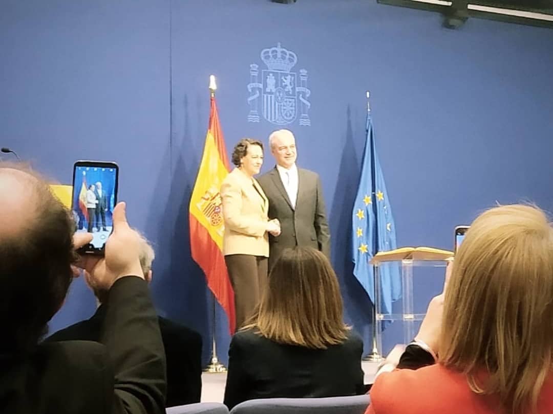 AERELABO's tweet photo. (...) ampliando los lazos con los Colegios provinciales (en la foto junto a @cograsova_es , Colegio de nuestra próxima sede congresual) y acercando posturas con la nueva Junta del Consejo General. Presente en el acto, Magdalena Valerio, Ministra de Trabajo, Migraciones y SS. https://t.co/lWMbQbaFM6