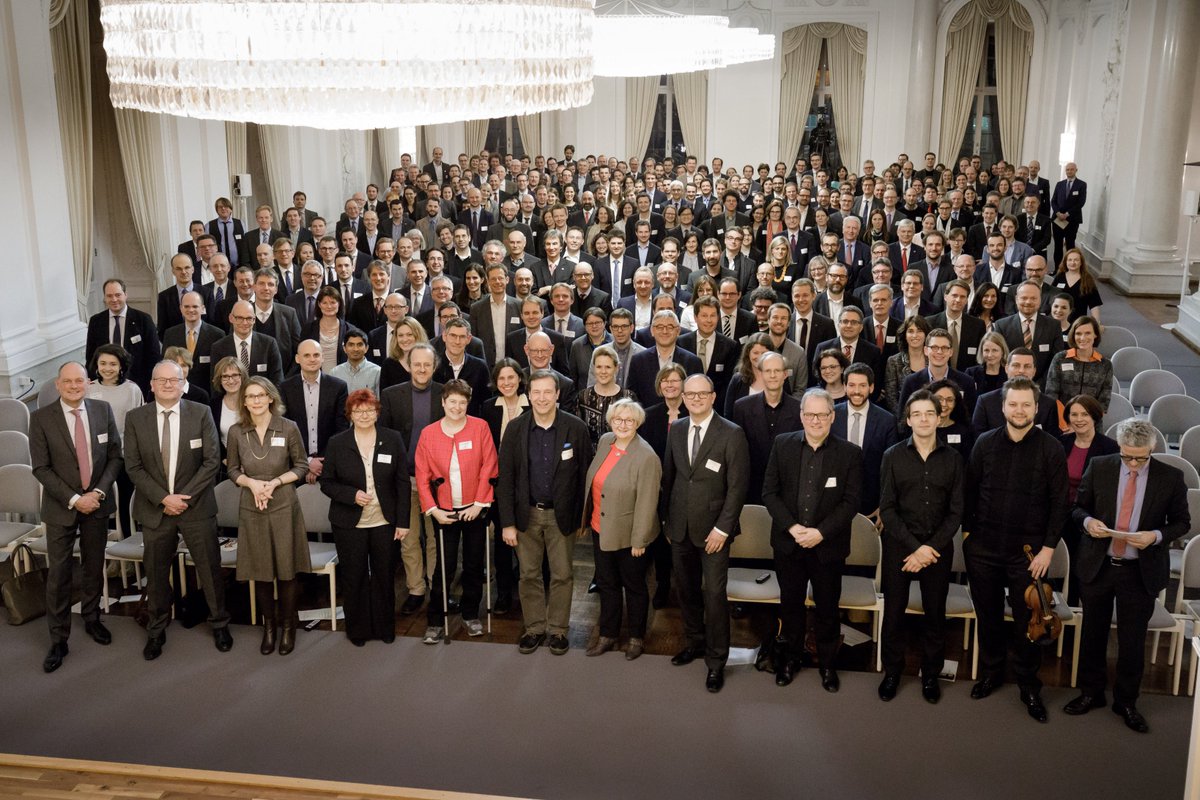 mwk__bw's tweet photo. Willkommen Wissenschaft! Großes Familienfoto der neu berufenen Professorinnen und Professoren gestern im Neuen Schloss in Stuttgart. Weitere Fotos des Abends zum Download unter: https://t.co/8A4uH2MxX7 Fotos: MWK / Jan Potente #Neuberufenenempfang https://t.co/C6Fs6vcIWV