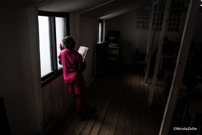 A young girl in a school on a #refugee camp in #Akkar region, #Syria-#Lebanon border. Check out my project 'We are not going back' on @courrierinter diaporama courrierinternational.com/diaporama/port…
#refugeeslebanon #everydayrefugees