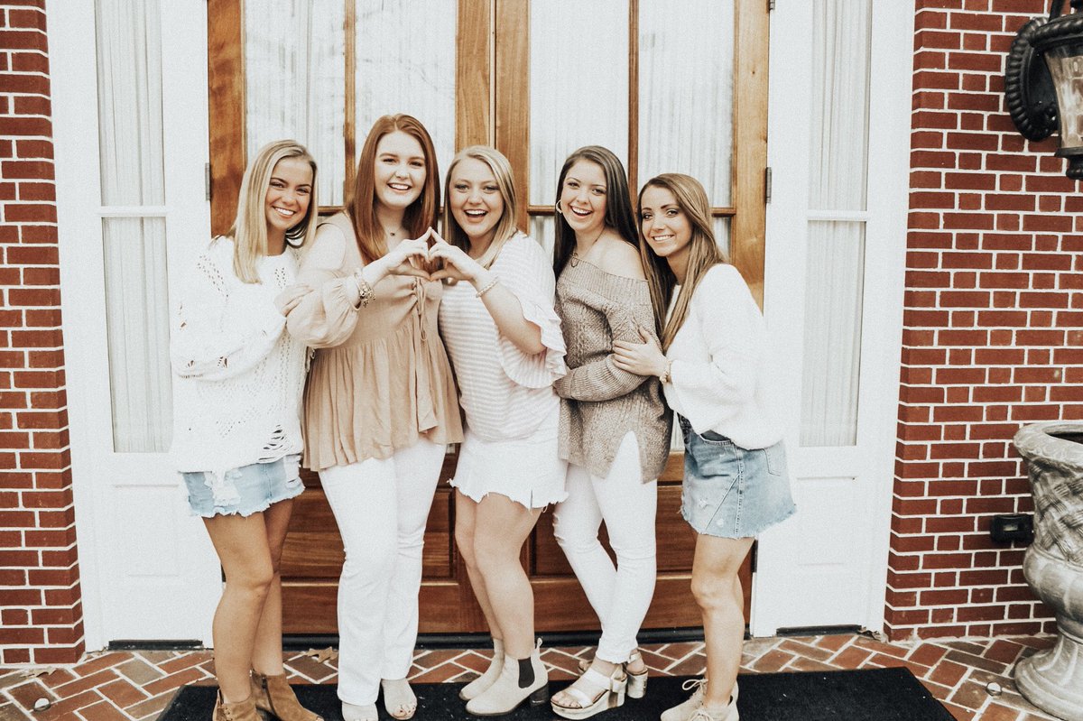 AOII_UTM's tweet photo. Hugs, kisses, &amp; Valentine’s wishes from our girls to yours 😘 https://t.co/c6fvK0WO6H