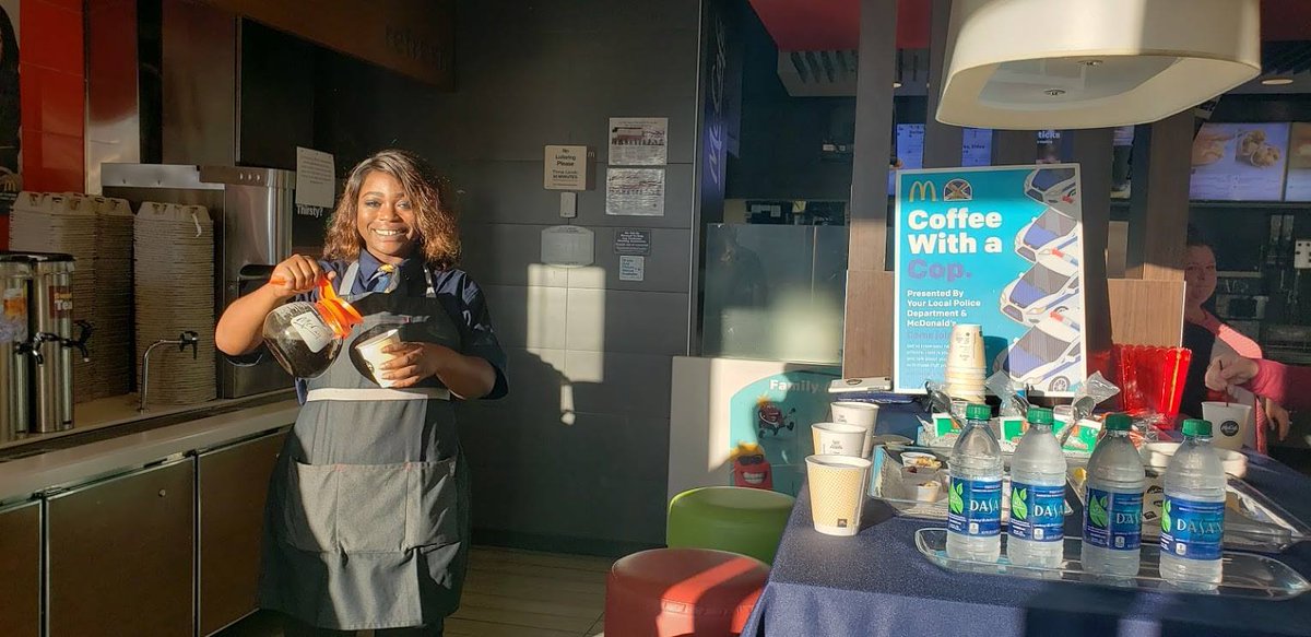 phuff1's tweet image. Had a wonderful hostess in @StPeteFL this morning for Coffee with a Cop! #TheSunShinesHere @McDTampaBay @McDonalds #Ilovetheburg @StPetePD