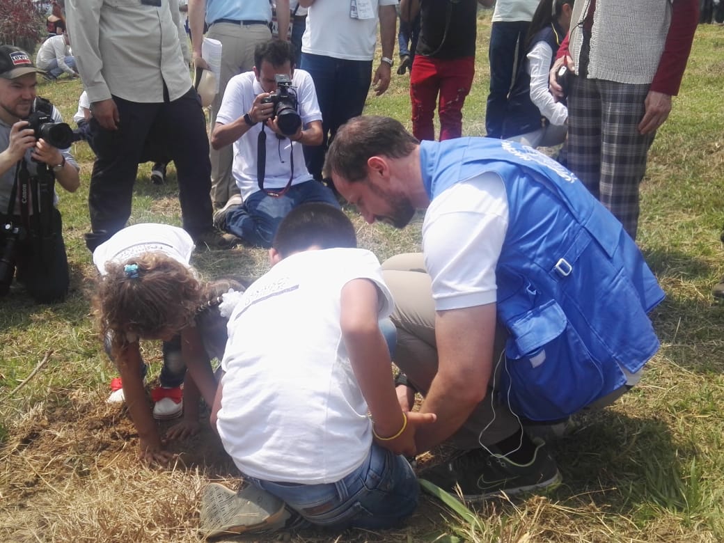 Children of Mesetas greet UNDP Goodwill Ambassador Prince Haakon of Norway, who is visiting reintegration projects that the community and the FARC are developing while protecting the environment and building grassroots peace.