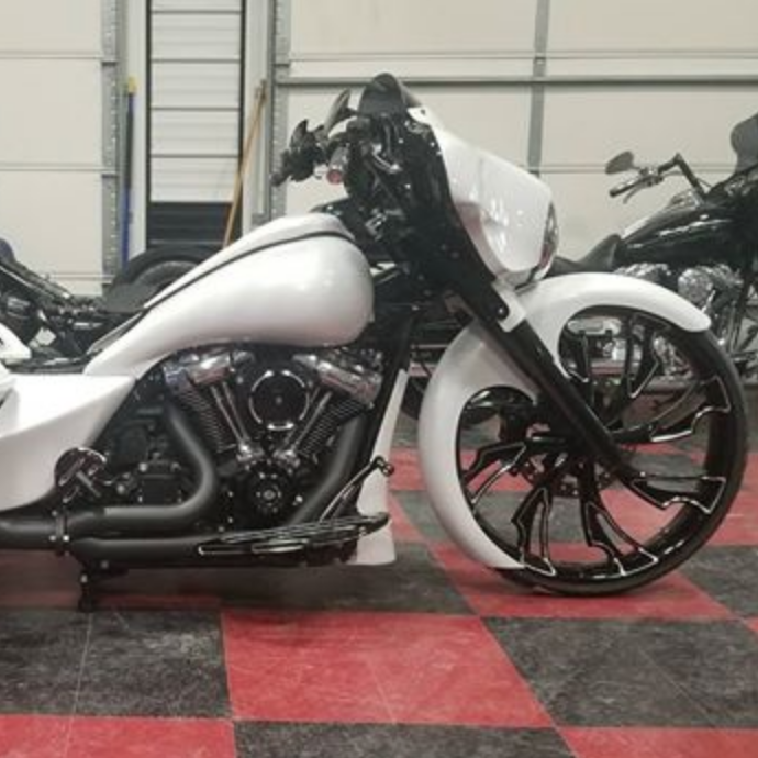 Smt_MachiningCo's tweet photo. "#Pearlin is all wrapped up just waiting on Lepara seat and back pad, #TopShopBlackDeath #SmtMachining #BaggerNation #DirtyAir #CovingtonCycles #trask #rockfordfosgate Rodney Chester killed the paint work with this custom mixed color Smt Machining ginzu 26 front" https://t.co/HvVc6J79w5