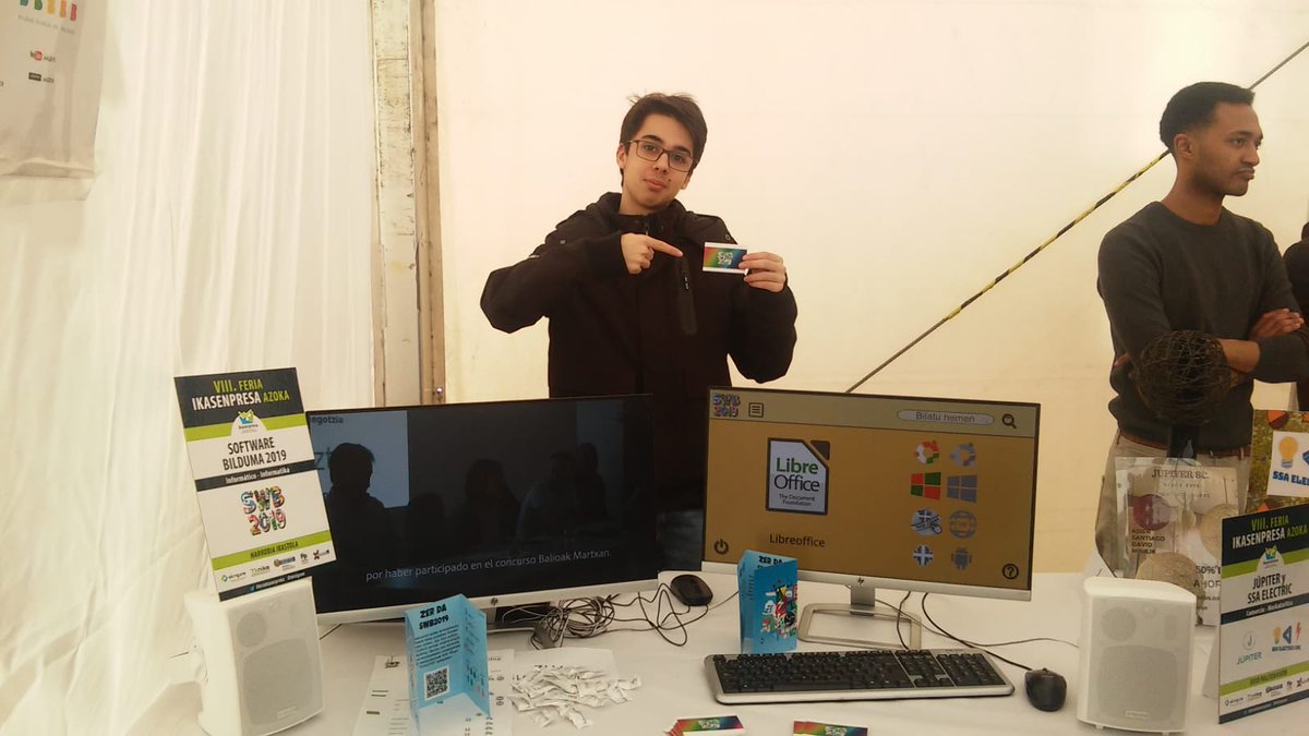 jmirenabilbao's tweet photo. Gaur Eibarren @harrobiaikas mikroinformatika-sistemak eta sareak 2. mailako ikasleek #ikasenpresa @URRATSBAT @tknika azokan #swb2019 proiektua aurkezte dute #balioakmartxan. Proiektua Gipuzkoara hedatzeko proposamena izan dute! Zorionak! baina oraindik ere lana egiteke dago! https://t.co/B7qjxe4X2t