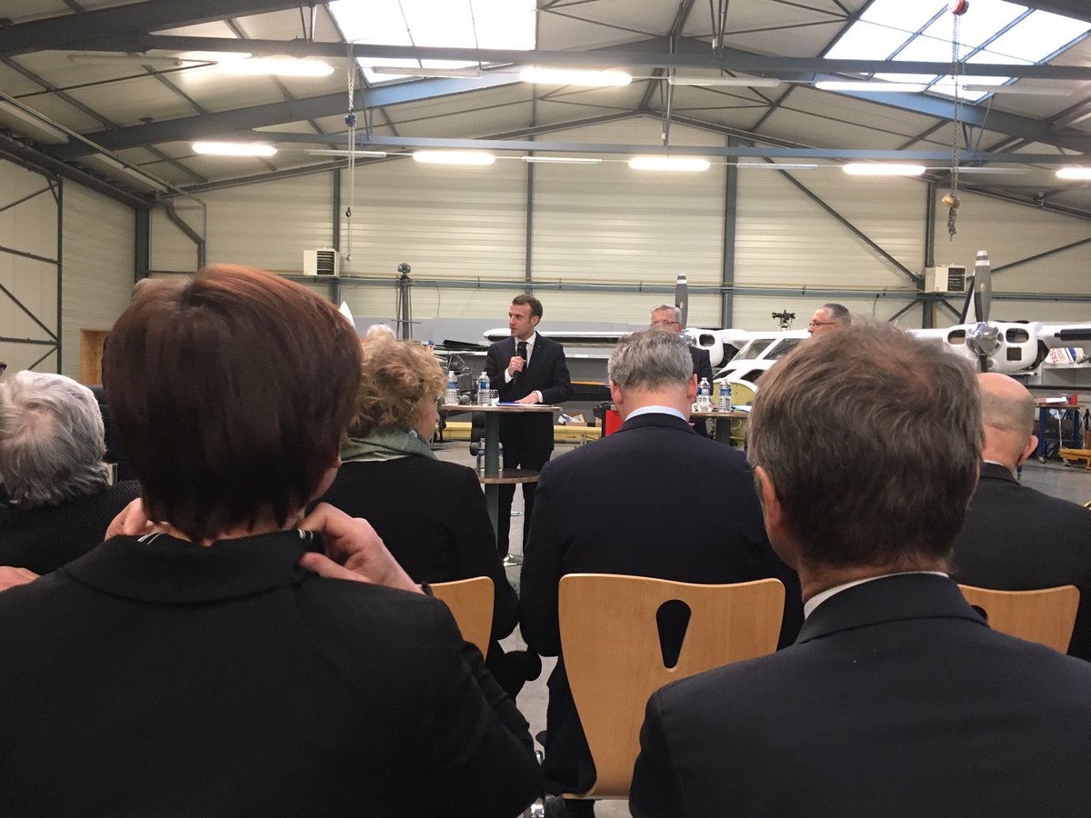 Debut de l’échange entre le président de la république et les acteurs économiques de l’Indre @poleemploi_RCVL #compétences #AvecPoleEmploi