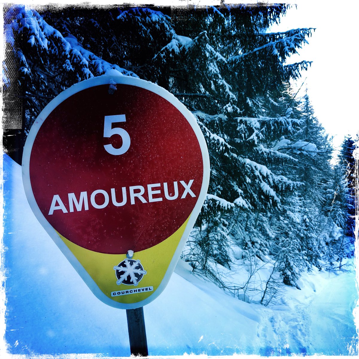 soufflard's tweet photo. Notre rituel à @courchevel : laisser une étreinte comme empreinte sur la piste des #amoureux au matin du 14 février  ! « Moô! » diront d’aucuns et maudiront certains: « comme c’est miiiignon... » La bise est venue... et même bienvenue... #SaintValentin #bonnefete !!!! https://t.co/qfgtZGq1Yc