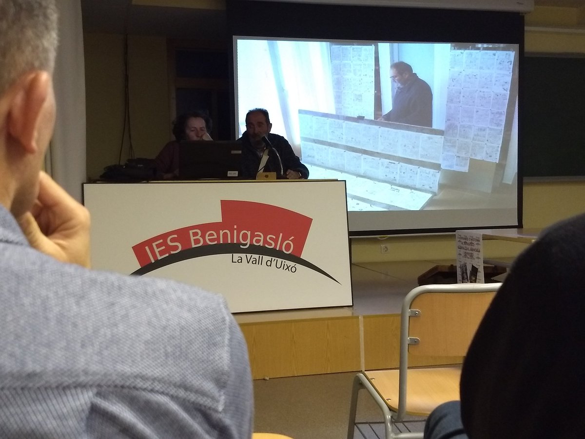 Lliçó de narració gràfica. Sento Llobell i Elena Uriel, jornades <a href="/iesbenigaslo/">IES BENIGASLÓ</a>. #CsCEFIRE. 5 anys per a fer un còmic. <a href="/GVA_Cefire/">Formació, Innovació i Recursos per al Professorat</a> "Te entran muchas dudas durante la creación. Días buenos y malos". 'Es más fácil dibujar cuando tienes documentos y objetos de época', Llobell dixit.