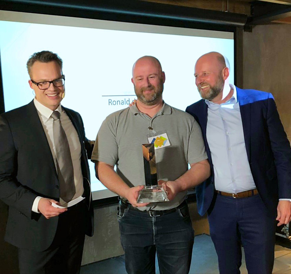 PQRnl's tweet photo. Na drie nominaties mocht het wel een keer: onze consultant @ronald_dj_pqr is door onze partner @VMware_nl uitgeroepen tot Partner Personality of the Year! Ronald, van harte gefeliciteerd, je hebt het verdiend! #toonaangeven #vmware https://t.co/cphlRlrnIK