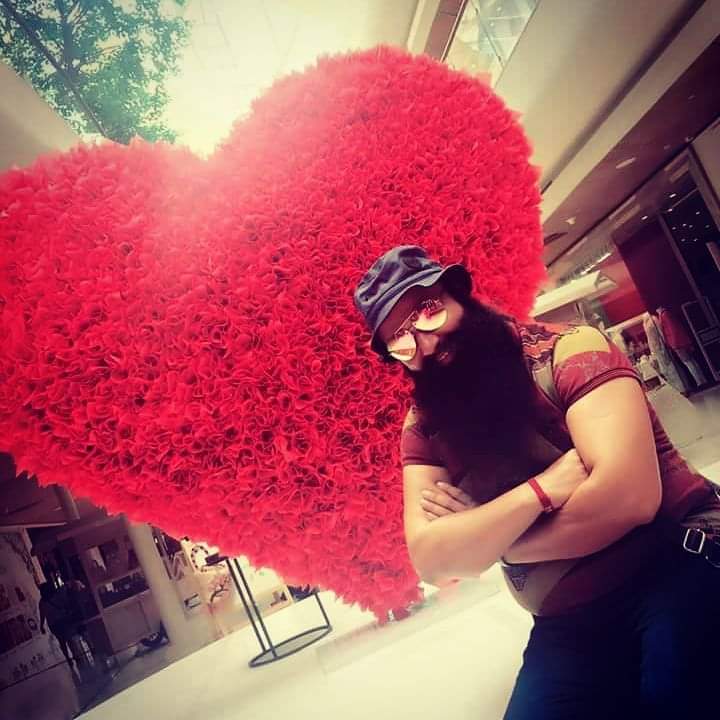 SumitInsan98's tweet photo. @Gurmeetramrahim Pal TeRe PyAr ka Pal.. Pal TeRi YaAd ka Pal.. Pal TErE Hasne ka pal.. Pal Dil mein Basne ka pal.. Pal Tere Har Sang Pal pal... 
#HaPpY TrUe Love Day Papa g,
😍😍😍😘😘😘😘
#HolyLessonsByStRamRahim
@dailyDSShashtag https://t.co/16ve3g1es8