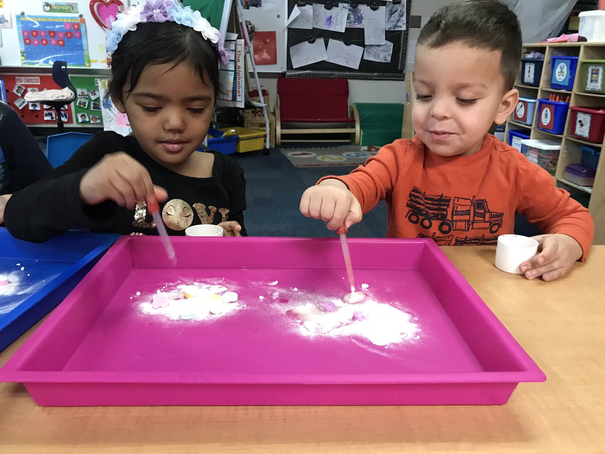 MsHadleysClass's tweet image. These little sweeties had fun experimenting with candy hearts today! #learnthroughplay #LEEBabyHawks