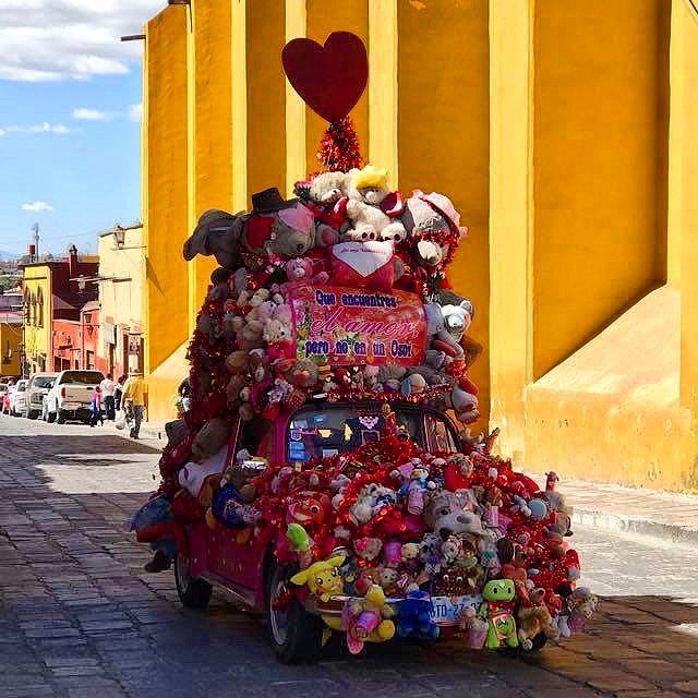 ENrouteComm's tweet photo. Seen on the streets...Now this is what we call getting into the #valentines day spirit in #sanmigueldeallende. 😍😍❤️❤️
How are you showing your love today? @turismosma
#enroute_client
#fun #gettingintoit #holidayspirit #valentinesday #spirit #funda… https://t.co/6commDNVR7 https://t.co/YhY5l1iVaQ