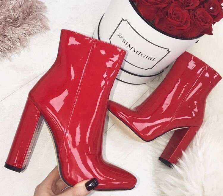 AstuteHeist's tweet photo. “Happy Valentine’s Day, @CharmingFraud!” 

She presses a big, wet kiss to Lou’s cheek, leaving a red lipstick stain on it. https://t.co/zzu0qS2iPT