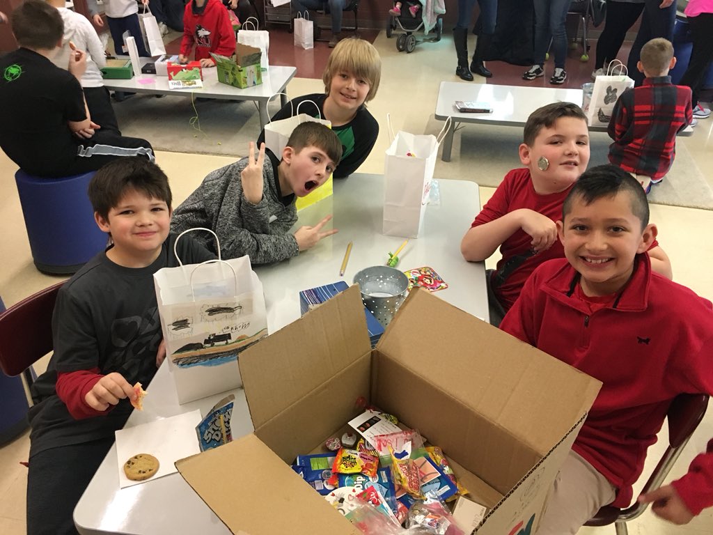 GoBicEagles's tweet photo. Bicentennial students enjoying their Valentine’s Day class parties! Thank you PTA! #gobiceagles https://t.co/Jt33FjJScC
