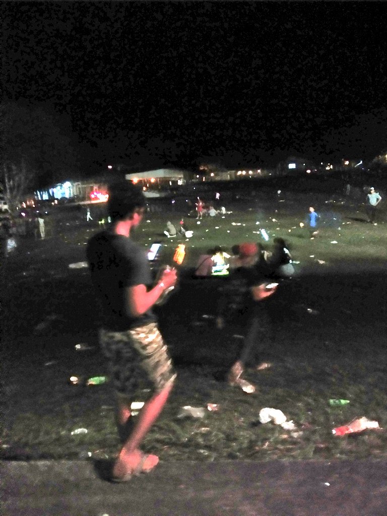tomokawaiix's tweet photo. mga ate, ano na. it literally doesn't take much effort to keep your trash with u until u find a trash bin. y'all are nasty. 🙄🙄 #FebFair2019 #UPLBFebFair2019 https://t.co/1wWFcFphge