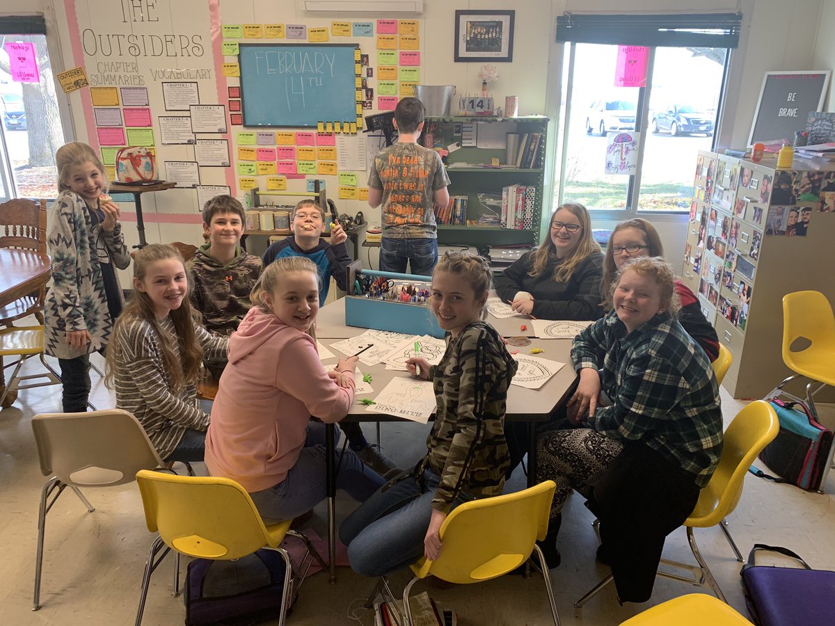 itslitclass's tweet photo. Valentines Party! Gunner brought us all cupcakes!! 💛#wpmachat https://t.co/TbPvaGRPTS