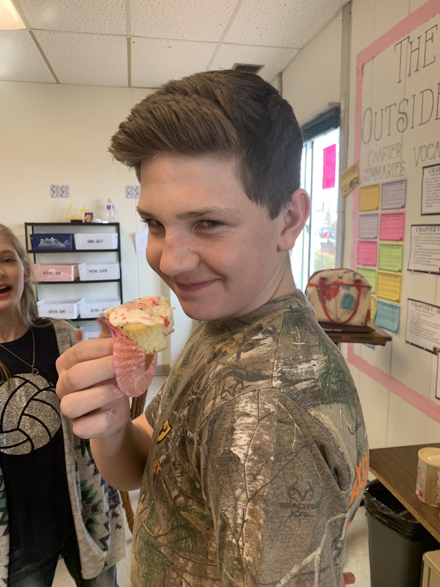 itslitclass's tweet photo. Valentines Party! Gunner brought us all cupcakes!! 💛#wpmachat https://t.co/TbPvaGRPTS