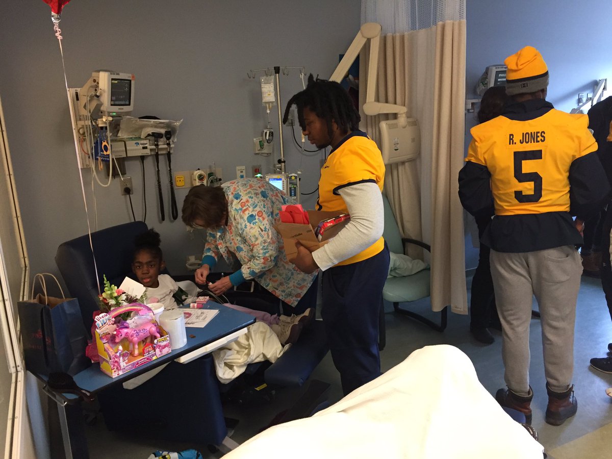 CoachNCole's tweet photo. Itโs a great day to be a ๐ spreading ๐๐ all over the city #ValentineDay #LiftOff #GivingBack #CoolThingsOnly https://t.co/Phdssqzd3a