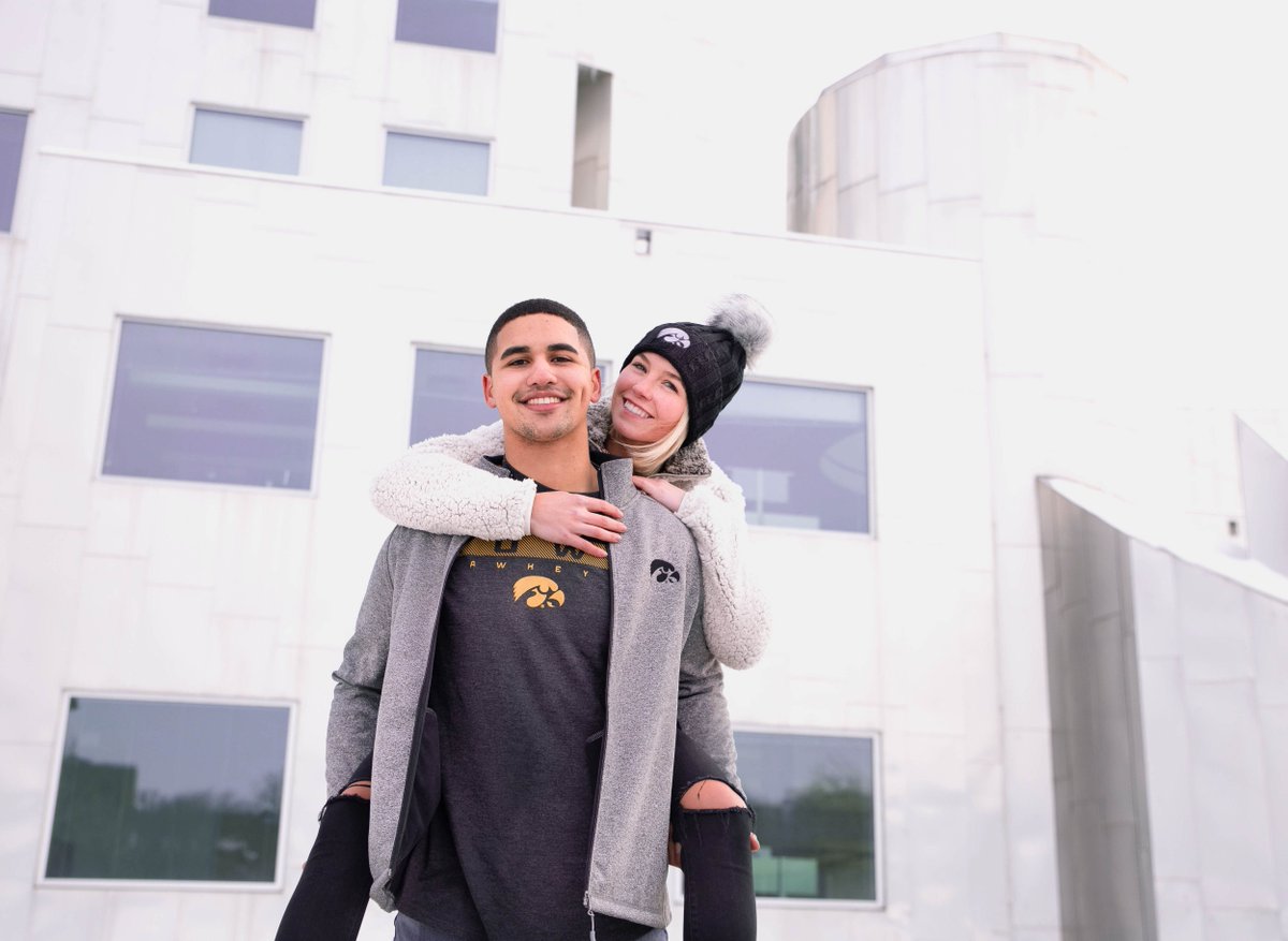 iowahawkshop's tweet photo. Happy Valentine's Day, Hawkeyes! 💛
 Will you be our valentine? 🤗

#ValentinesDay #IowaHawkShop #GoHawks https://t.co/Df60y7QoIM
