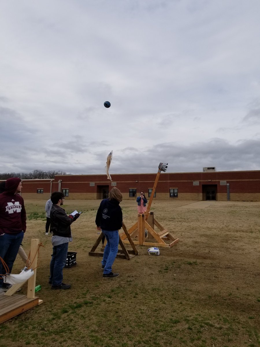 high_hhs's tweet image. Hernando HS Physics students launching mini basketballs to study projectile motion. #teamdcs