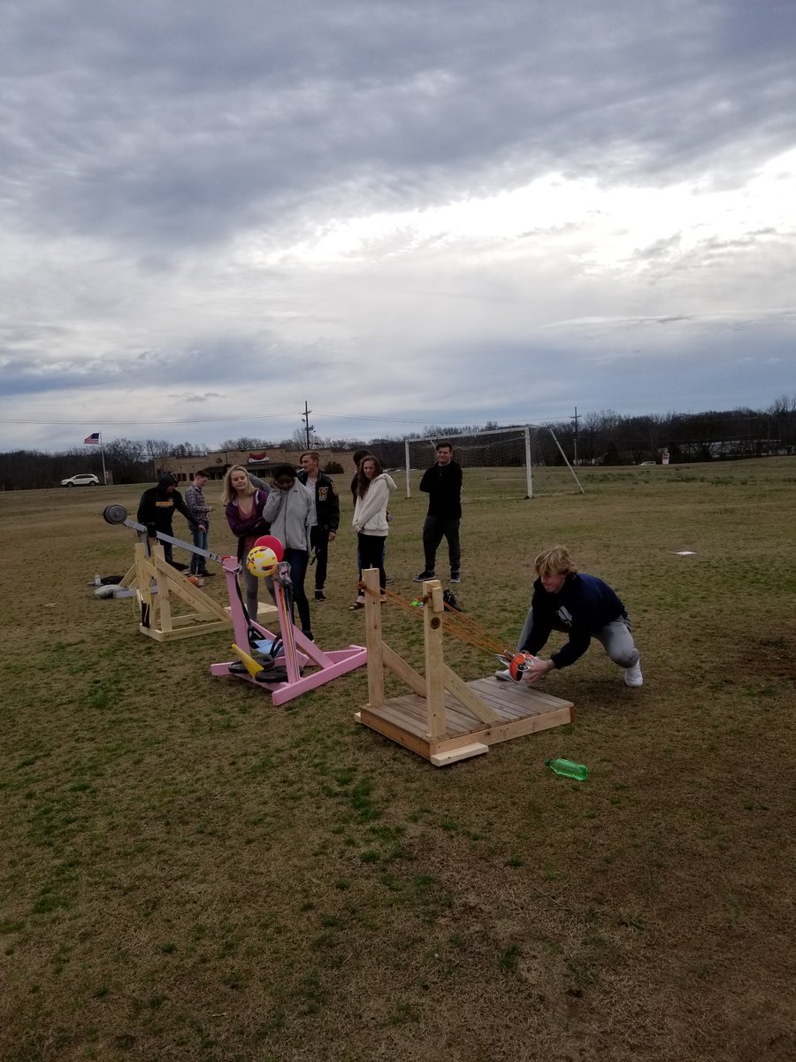 high_hhs's tweet image. Hernando HS Physics students launching mini basketballs to study projectile motion. #teamdcs