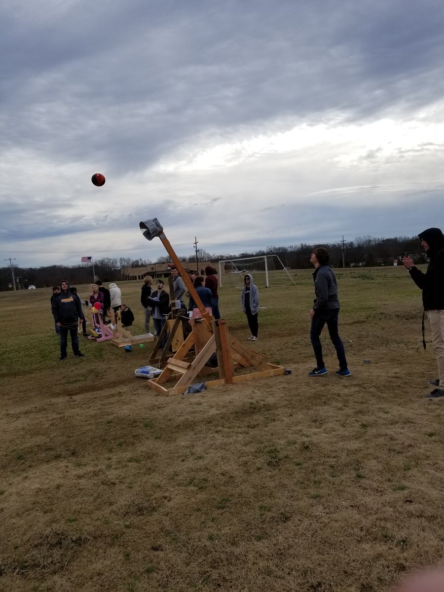 high_hhs's tweet image. Hernando HS Physics students launching mini basketballs to study projectile motion. #teamdcs