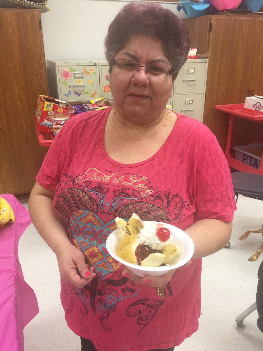 ZCcisd's tweet photo. Zavala PTA loves our support staff and teachers! Fritos pies and banana splits for all staff! #zavalarocks #ccisdproud @CCISD @rasilva60 @judith_hinojosa #SupportStaffWeek https://t.co/ThXABcoBoz