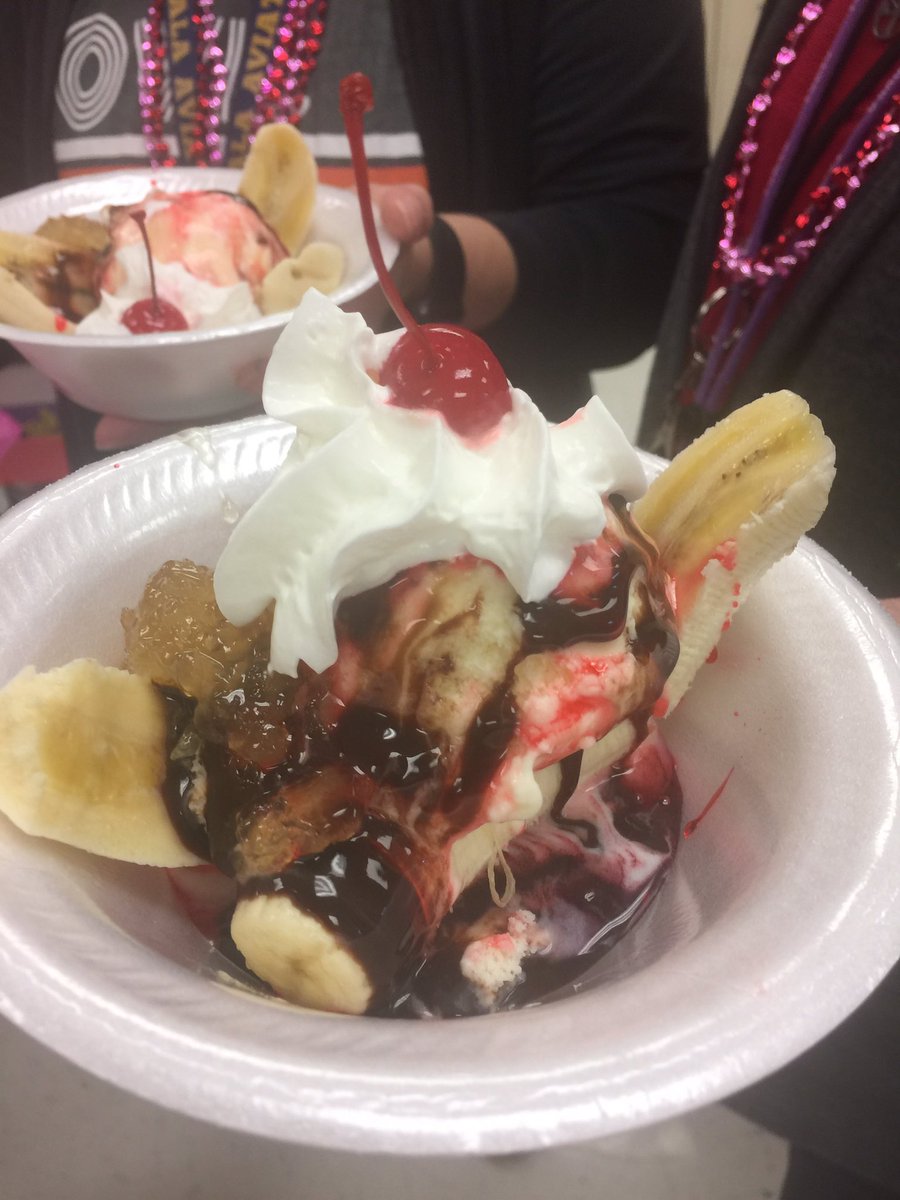 ZCcisd's tweet photo. Zavala PTA loves our support staff and teachers! Fritos pies and banana splits for all staff! #zavalarocks #ccisdproud @CCISD @rasilva60 @judith_hinojosa #SupportStaffWeek https://t.co/ThXABcoBoz
