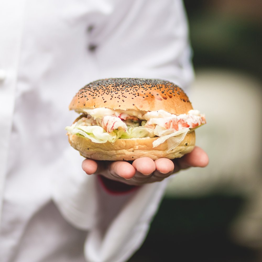 Questa volta i nostri cuochi hanno esagerato… Prova il nuovo bagel con gamberi e insalata russa 🍔🦐😋
👉foorban.com