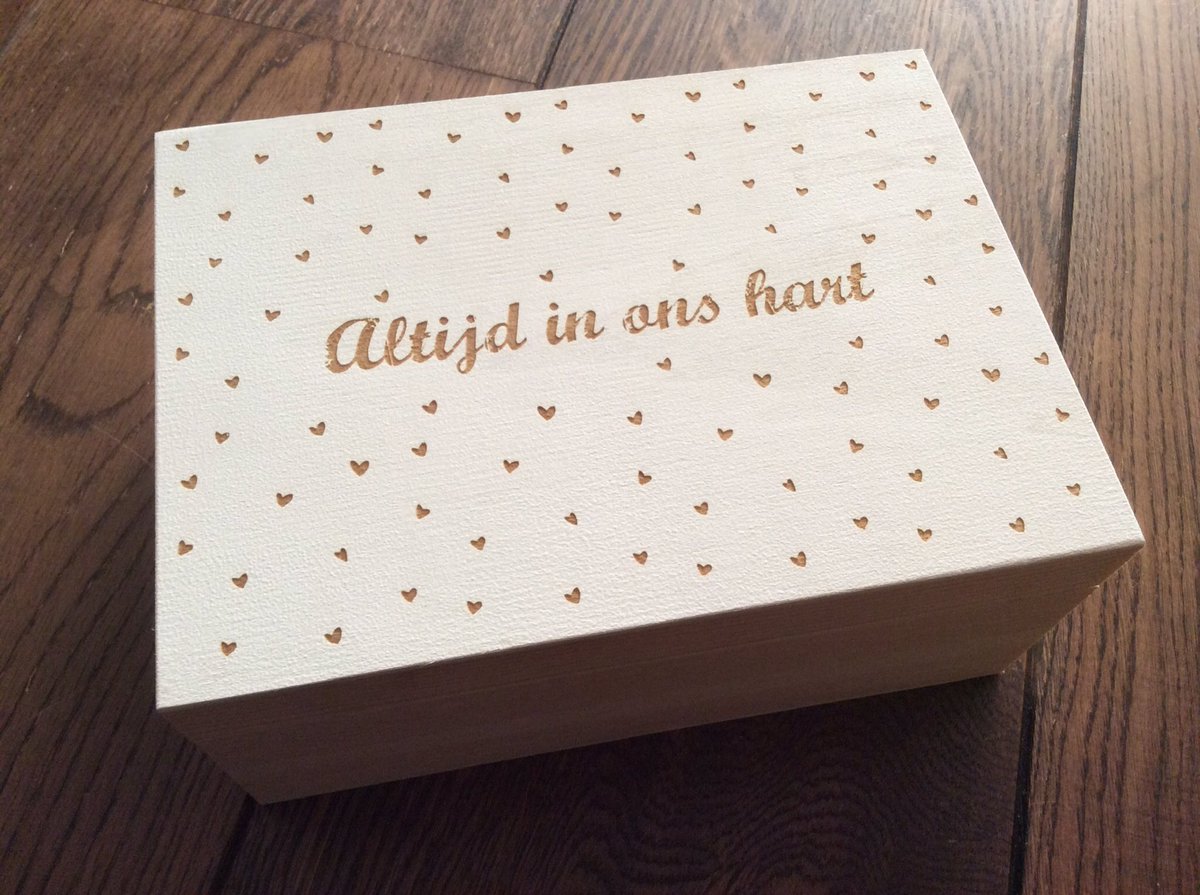 Kleine houten kistjes met opdruk, voor een overleden foetus..