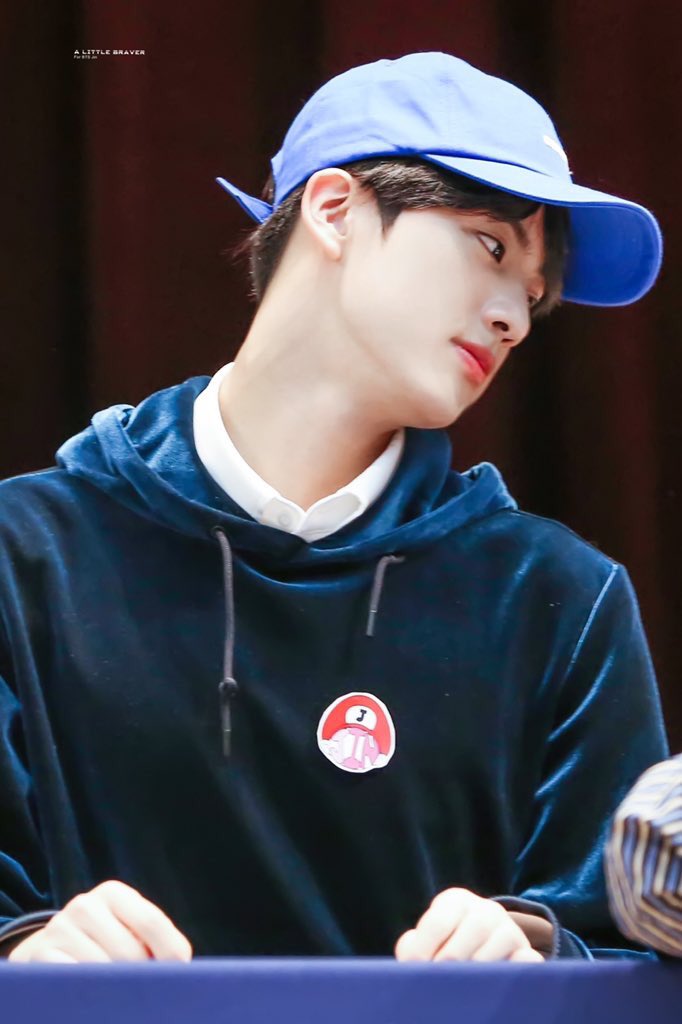 Seokjinpicss's tweet photo. 💙💙💙💙 https://t.co/AqK207XPrU