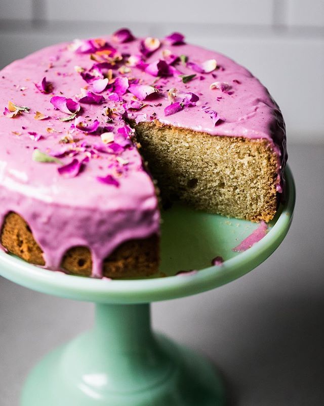 One more shot of this Persian Love Cake because it’s so pretty 💕 Valentine’s Day as new parents to a 5 month old means we’ll probably take turns scarfing down the sad pre-packaged vegan dinners we have in the fridge tonight. But that’s fine by me bec… bit.ly/2UWtGir