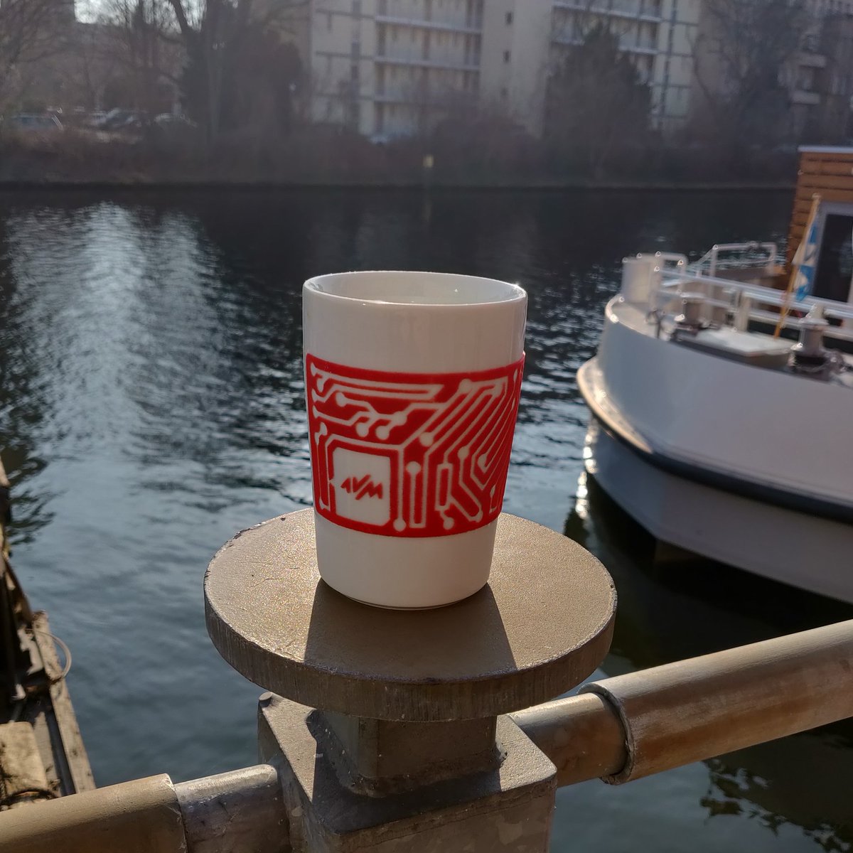 DerSpucky's tweet photo. Bei wunderschön sonnigem Wetter und +9°C war heute einfach die ideale Gelegenheit, um sich einen Kaffeebecher zu schnappen und die frische Luft draußen an der Spree zu genießen. 😎
#insideAVM #spreeblick https://t.co/tNtHHXsXZs