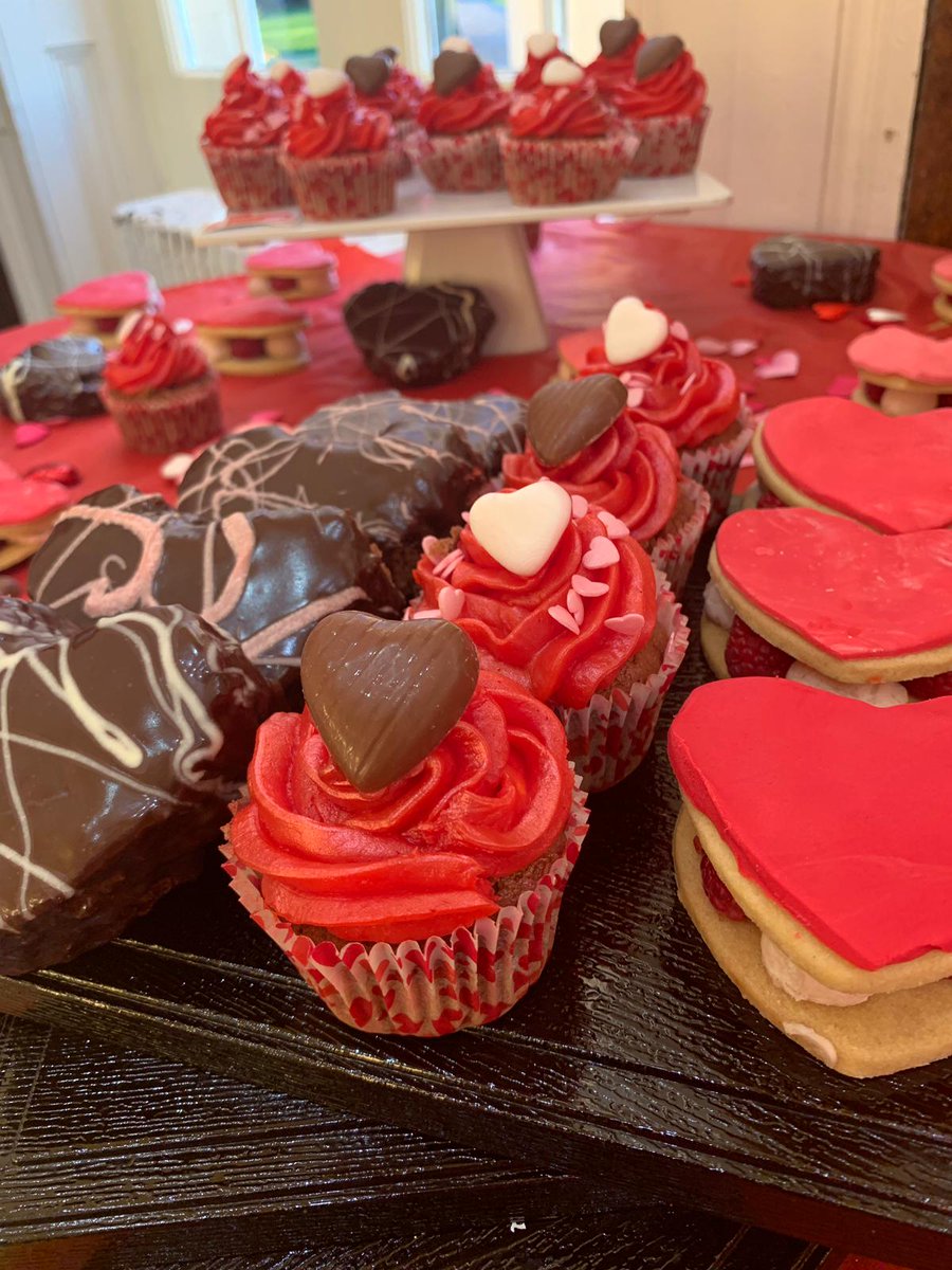 MillHillSenior's tweet photo. Special treat for our lucky Boarders this evening #HappyValentinesDay #MillHillSenior #MillHillBoarders https://t.co/kativVmrKr