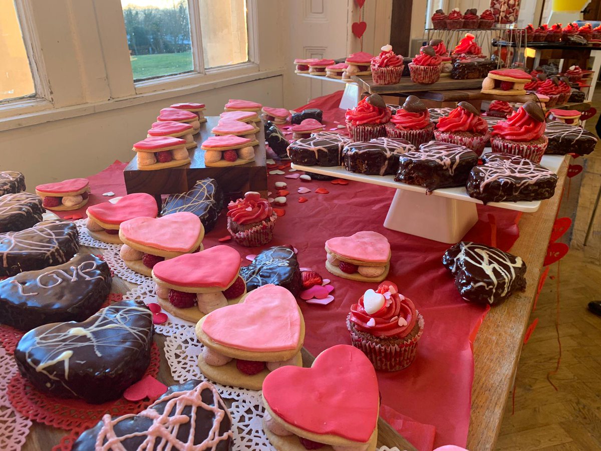 MillHillSenior's tweet photo. Special treat for our lucky Boarders this evening #HappyValentinesDay #MillHillSenior #MillHillBoarders https://t.co/kativVmrKr